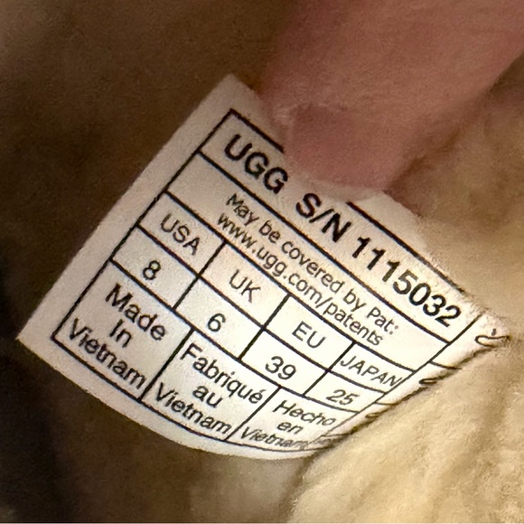 Ugg women’s short classic Suede boot size 8 tan - Picture 12 of 13